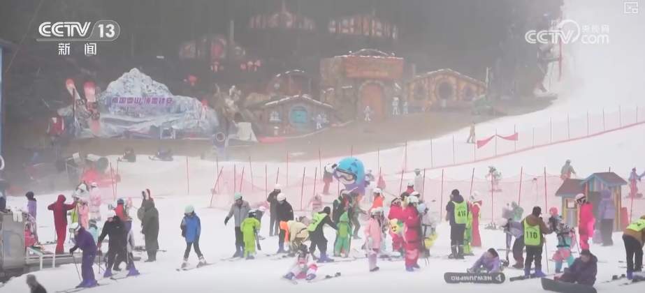 “冷”冰雪热力四射 南方冰雪旅游从基础体验向专业运动升级