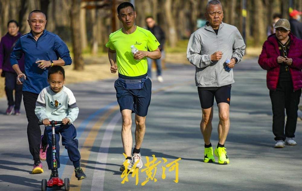 气温骤升至20℃,济南森林公园昨日上演“冬夏同框”