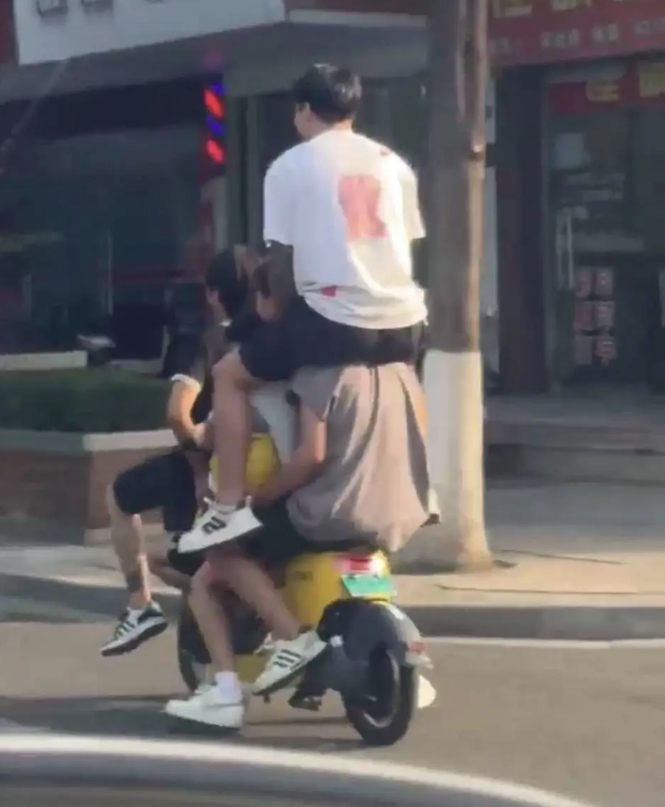 又见五人“叠罗汉”,共享电单车不能“共享”!