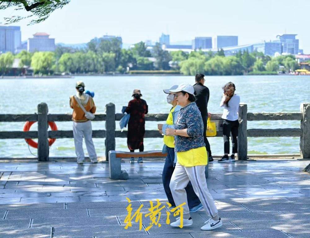泉城迎大风天气，大明湖畔游人迎风赏湖享别样风光