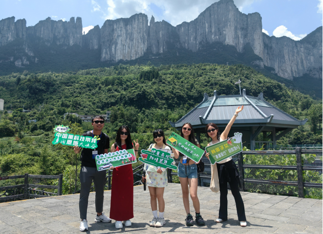 地质奇观遇科技温度 亚太大V深度探秘恩施大峡谷与大清江红花峰林