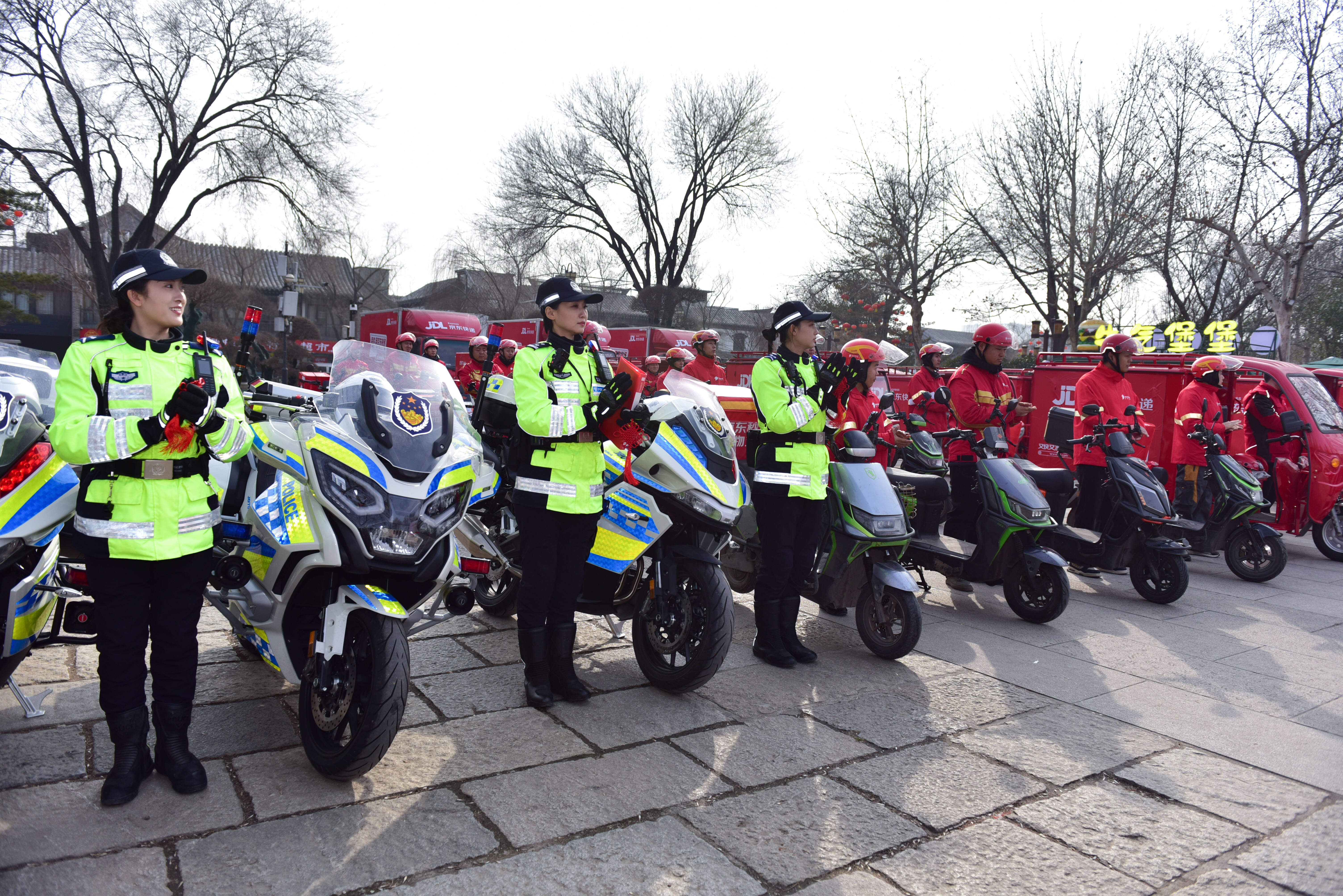平安春运行 温暖回家路 济南交警举办“春运”主题宣传活动