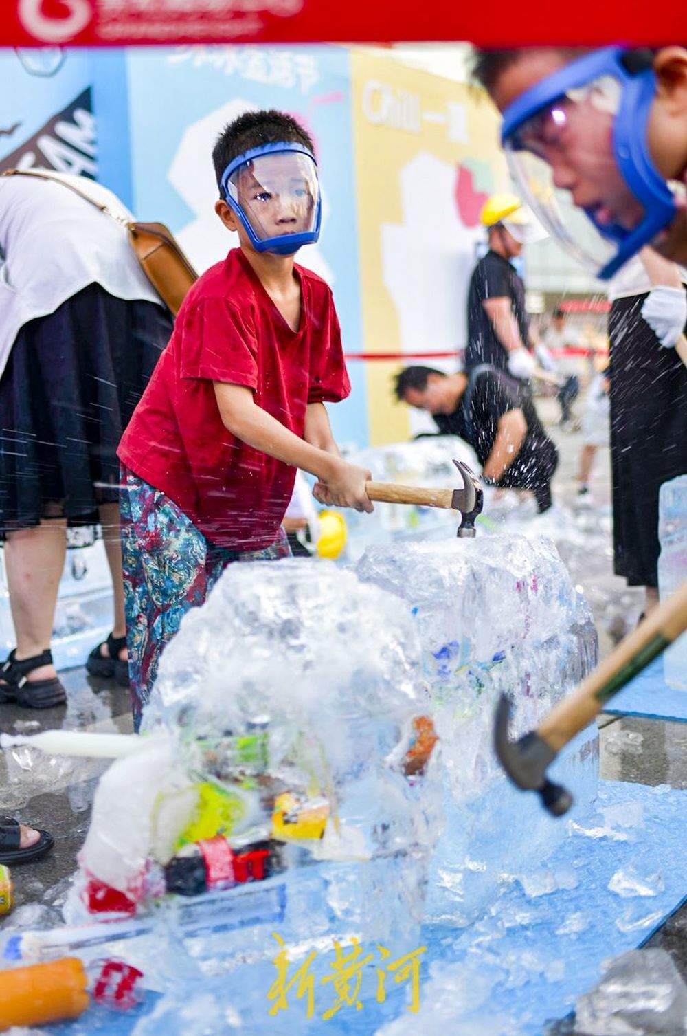 一年四季 泉在济南丨冰块里面挖呀挖 凿冰寻宝觅清凉