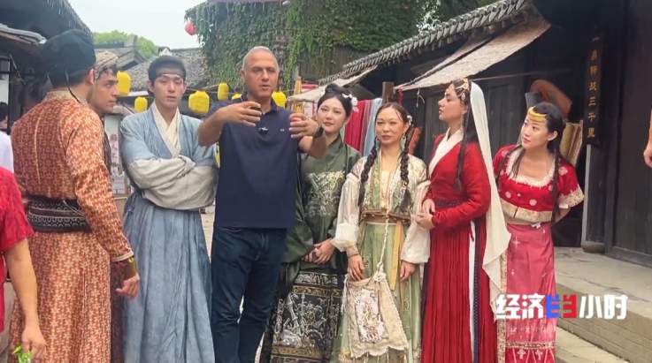 全球圈粉！国产微短剧火到国外！完备产业链助力中国故事出海