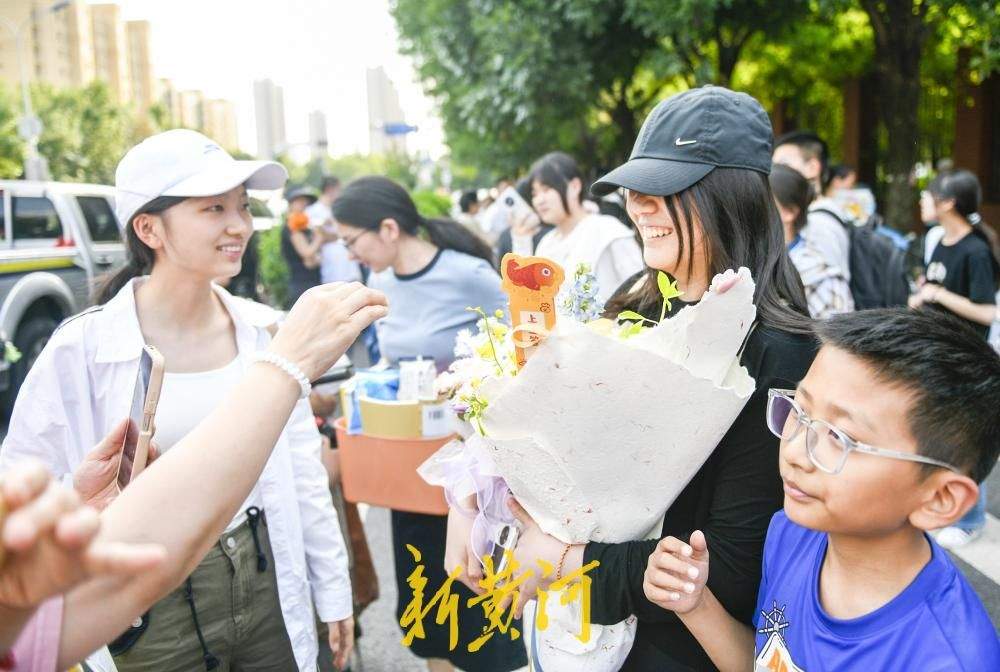 高考首批完成“闯关”考生笑着冲出考场 家长鲜花拥抱暖人心