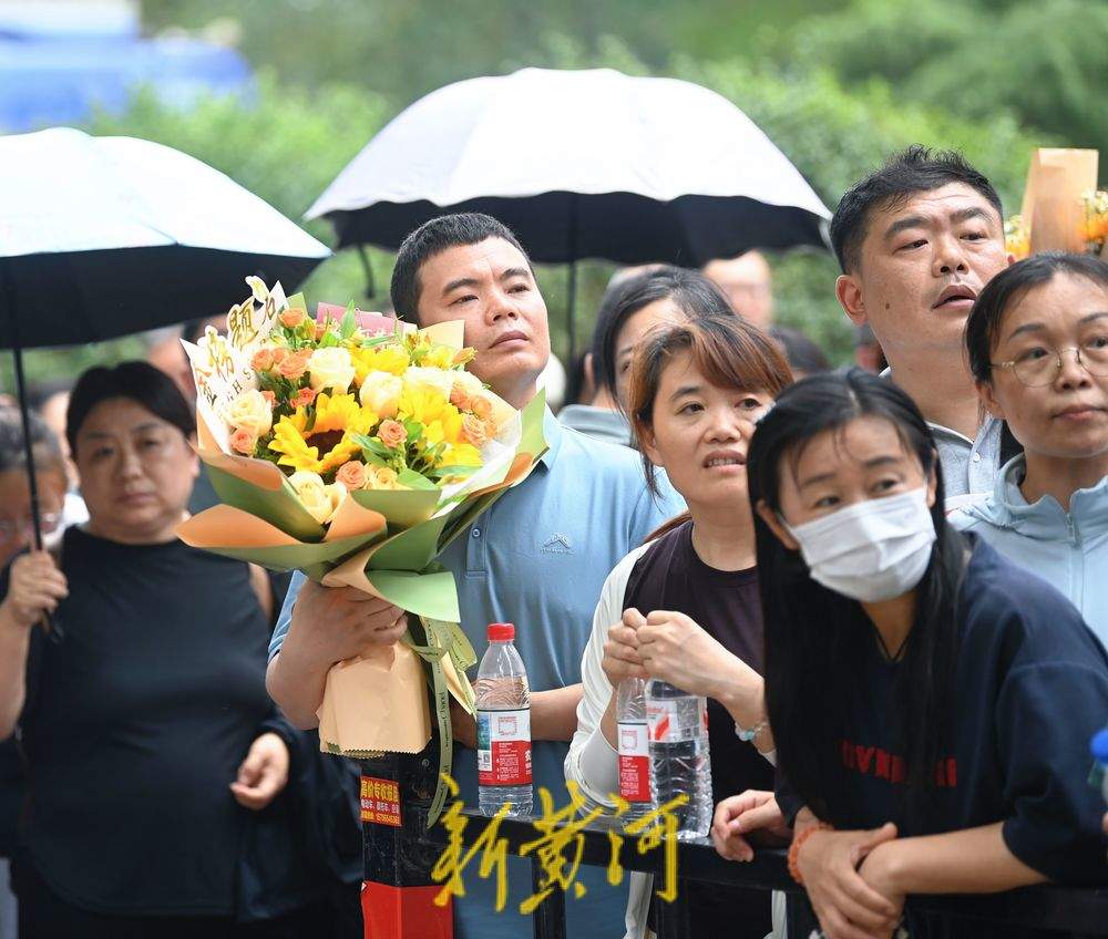 仪式感满满 高考首场考试结束 家长手捧花束送祝福