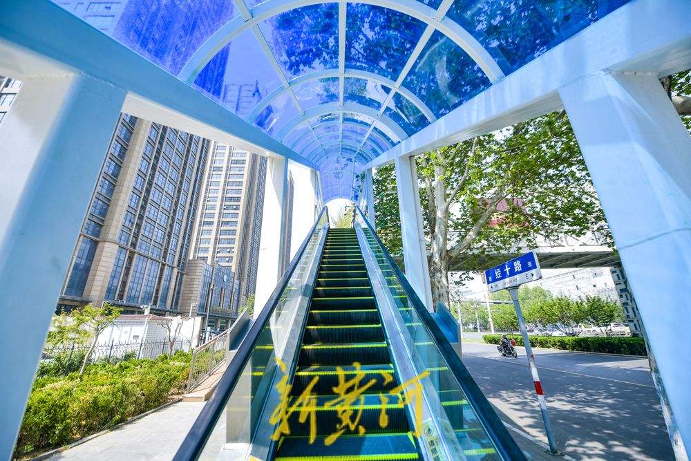 过街天桥修缮上新装 扶梯加装“保护层”
