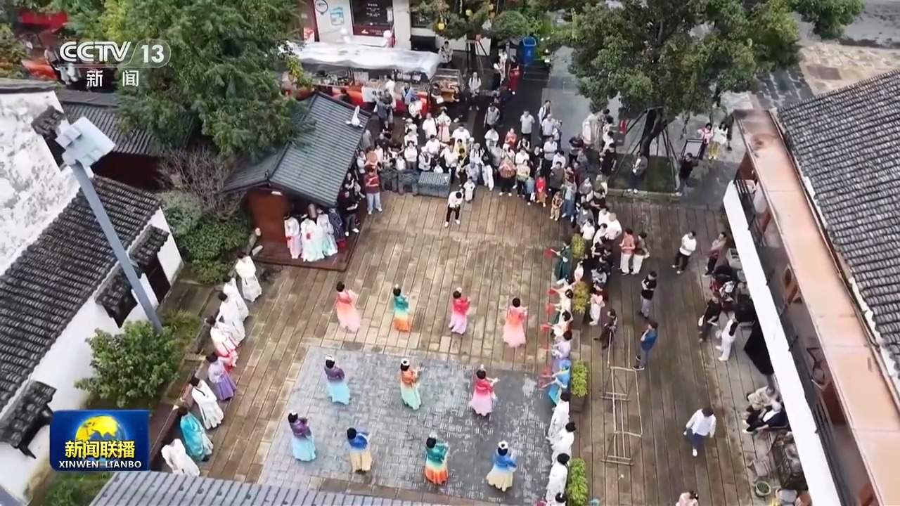 国庆假期活力涌动 乐游山水祝福祖国