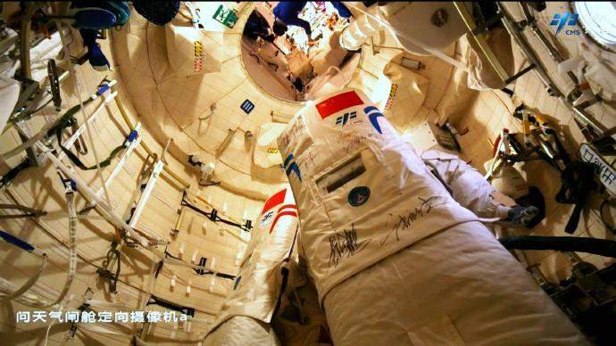 中国航天人的浪漫！神十七乘组在同一件舱外航天服上都签名了
