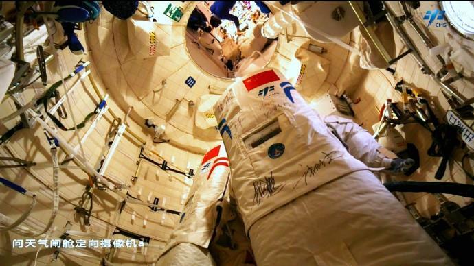 中国航天人的天服浪漫！神十七乘组在同一件舱外航天服上都签名了