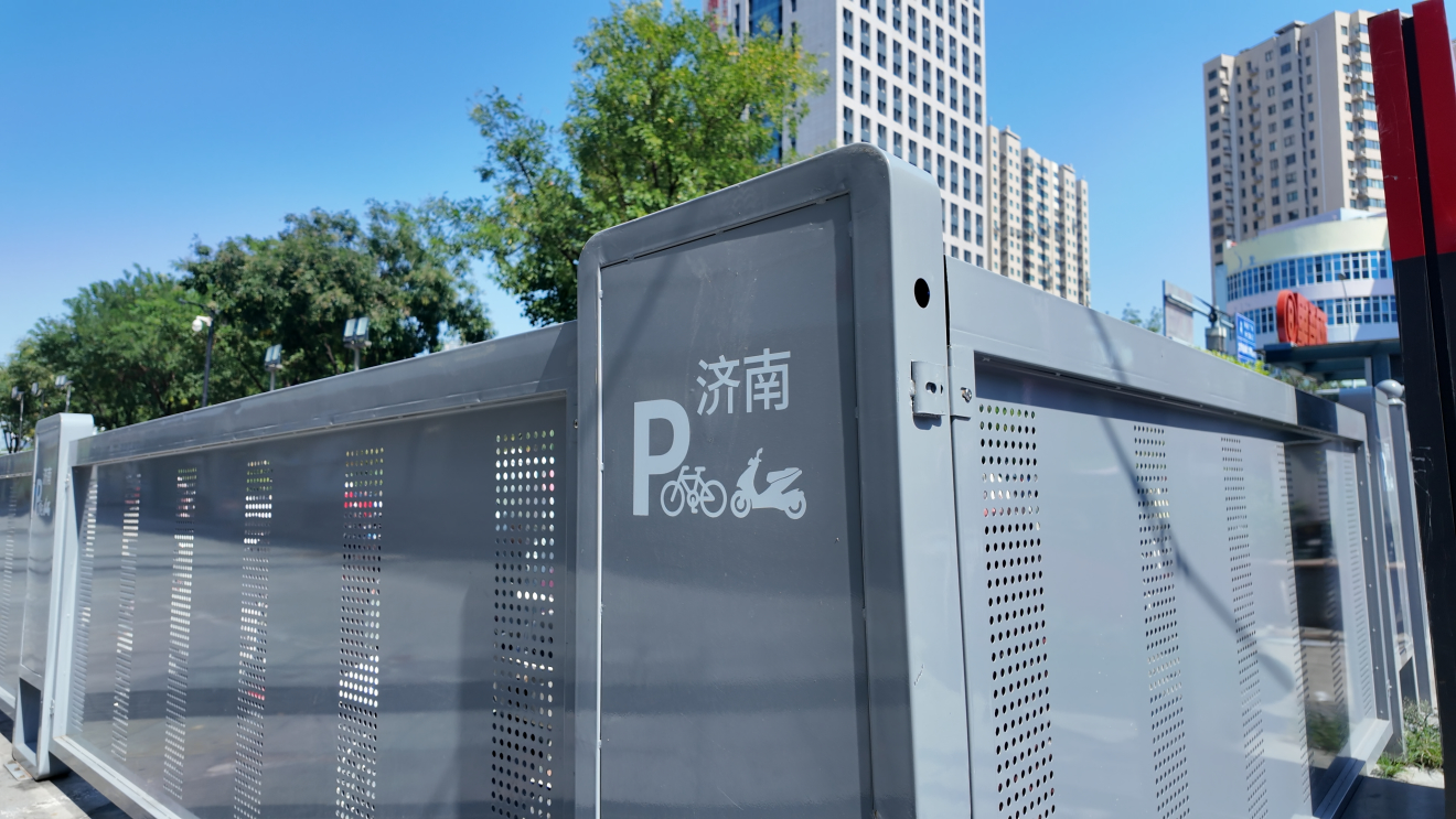 融媒·见证丨日均客流6万人，电动车停放问题咋破解？黄金地段“抠”车位