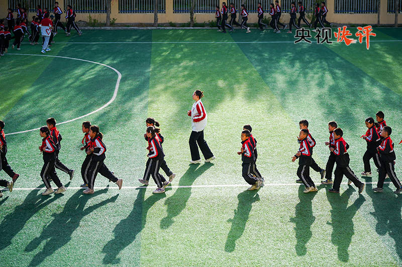 【央视快评】高举队旗跟党走