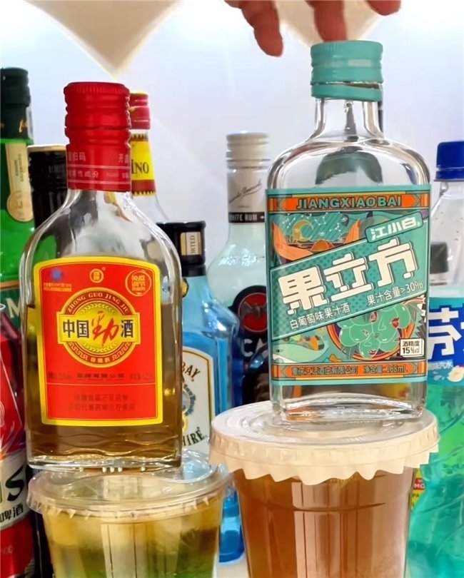 劲酒和果立方，混合双打年轻人
