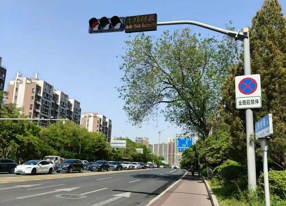 一灯善治“解”城市堵点，济南城区400余处路口更新信号配时方案