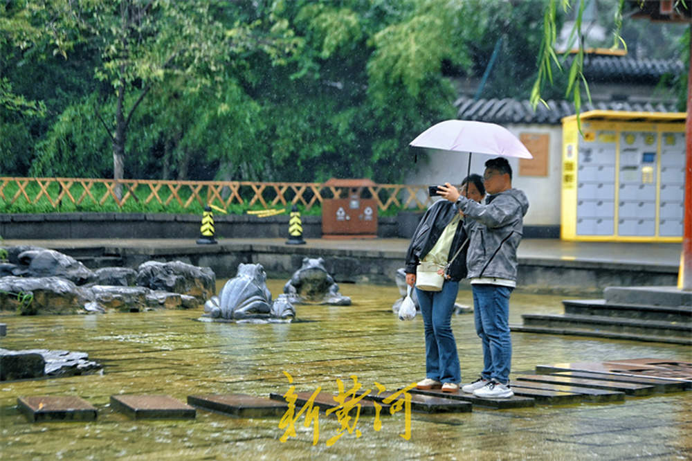 秋雨又至，五龙潭现“清泉石上流”