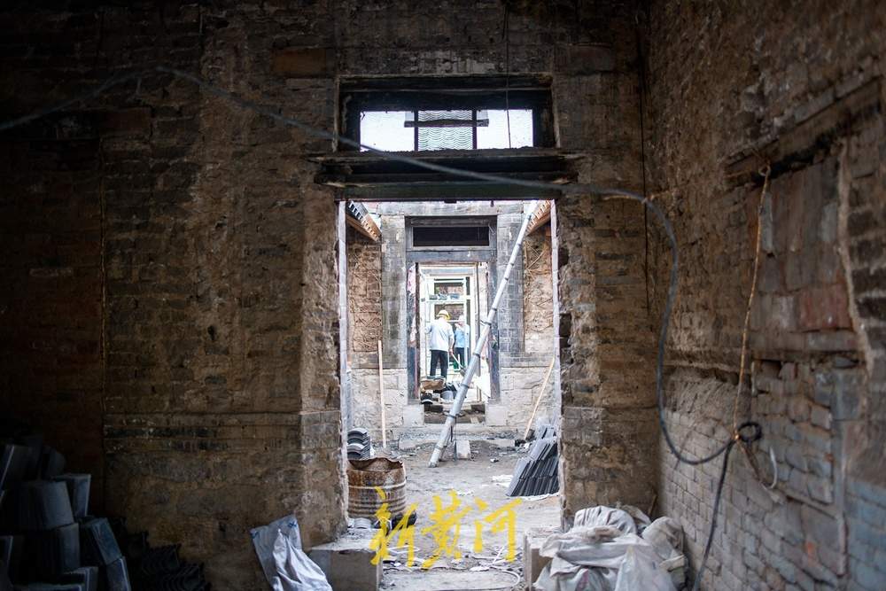 修屋顶换瓦片，济南明府城老建筑进行整体修缮