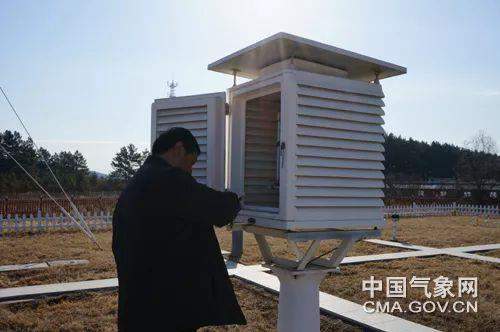 街头实测50℃ 天气预报却显示39℃ “温差”哪来的？