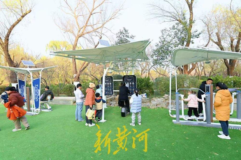 泉城公园新建健身乐园 引家长孩子前来体验