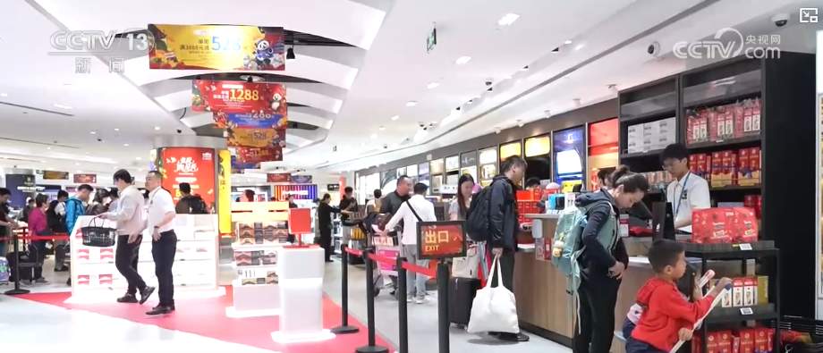 理货、上架、结账……人头攒动，消费火热！免税门店客流、销售额双双走高