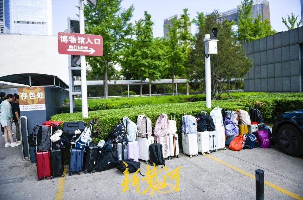 博物馆迎来研学观展高峰，行李“排队”成文明风景线