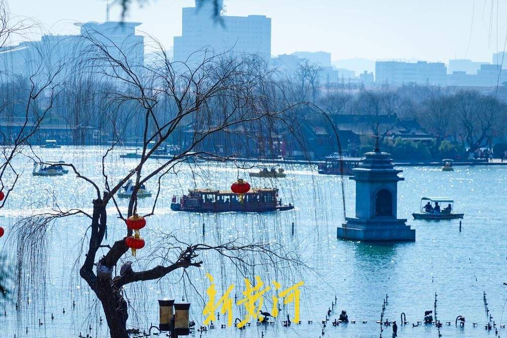气温回升春意浓，大明湖畔游人如织乐融融
