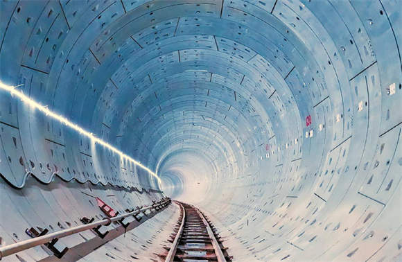 济南地铁4号线千佛山站全景，东西两侧地下隧道已全部贯通