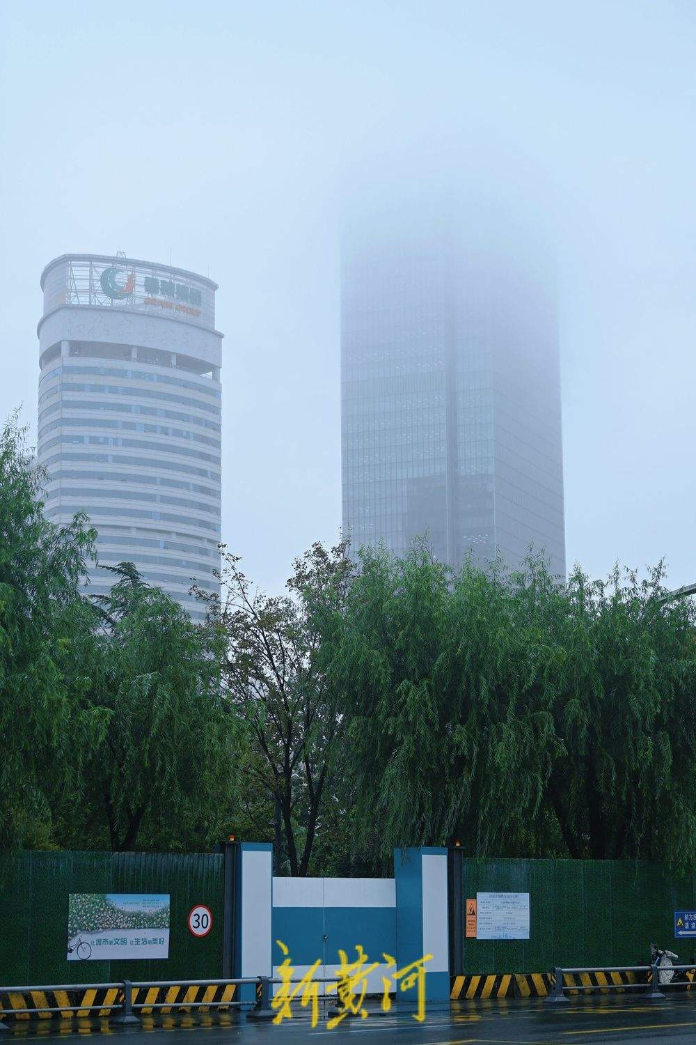 济南降雨持续不断，云雾笼罩高楼