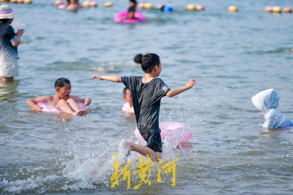 一年四季 泉在济南｜泉城持续35℃+高温 滨水公园变身纳凉戏水点