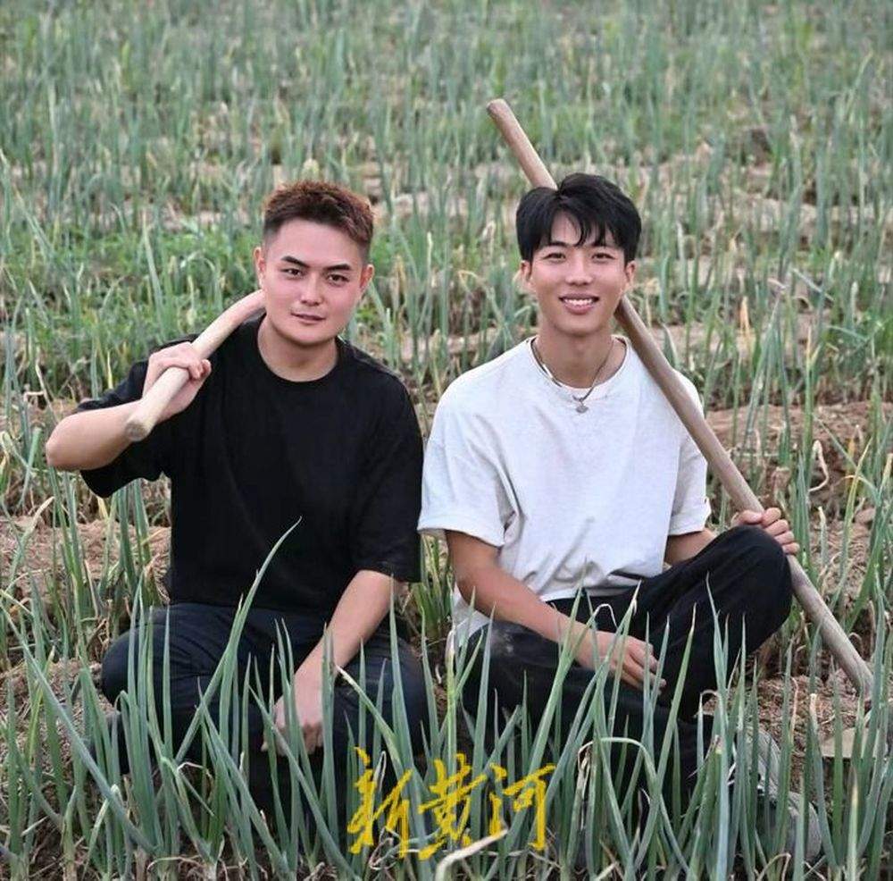 机械本科生返乡种大葱！00后新农人李英豪：泡在地里四个多月，葱已经长了1米高