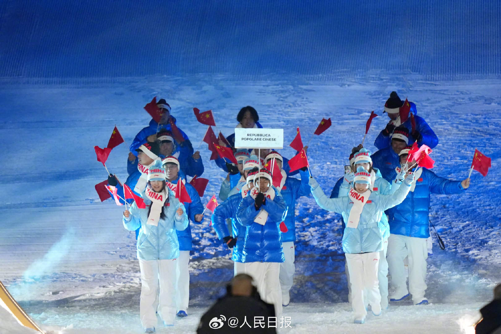 中国代表团入场！五星红旗闪耀米兰冬奥，为中国队加油！