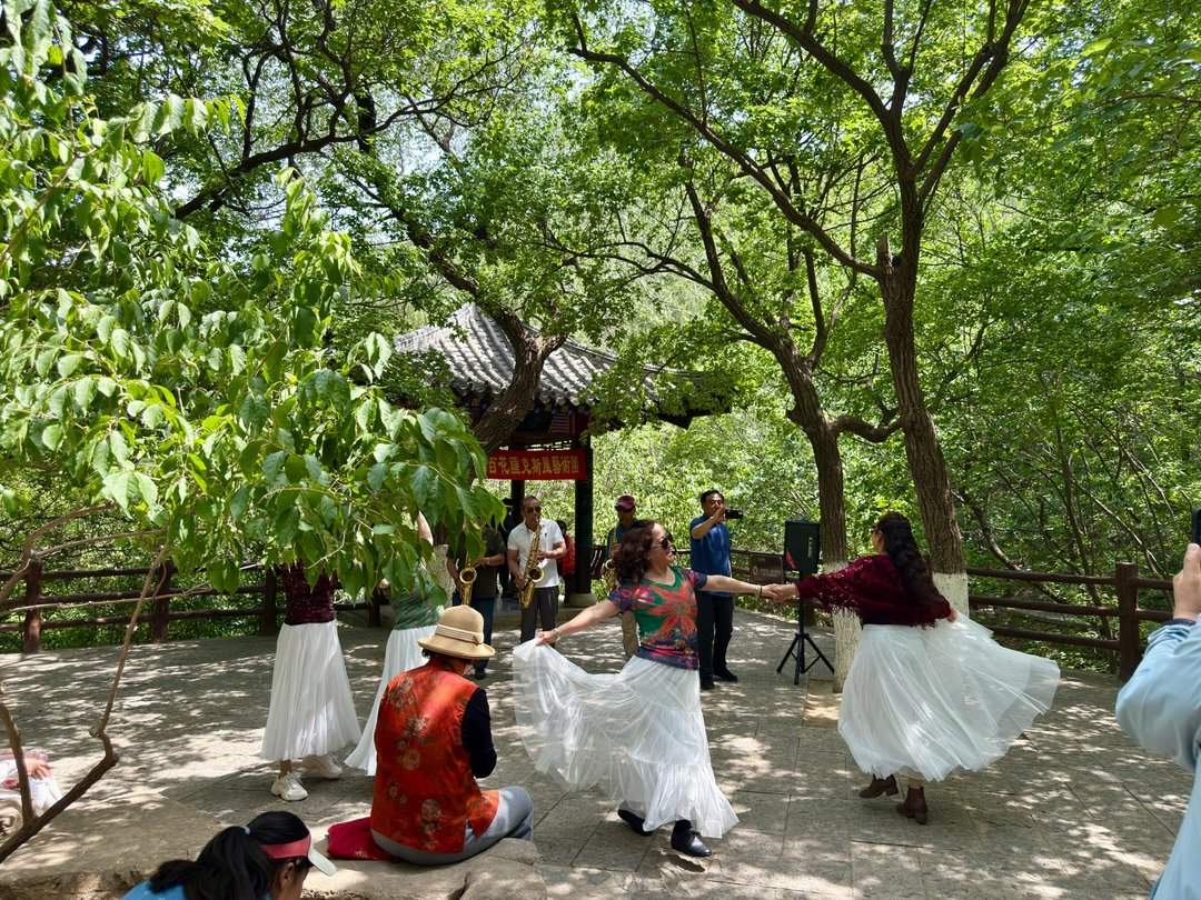人头攒动，佛慧山公园成热门“打卡地”