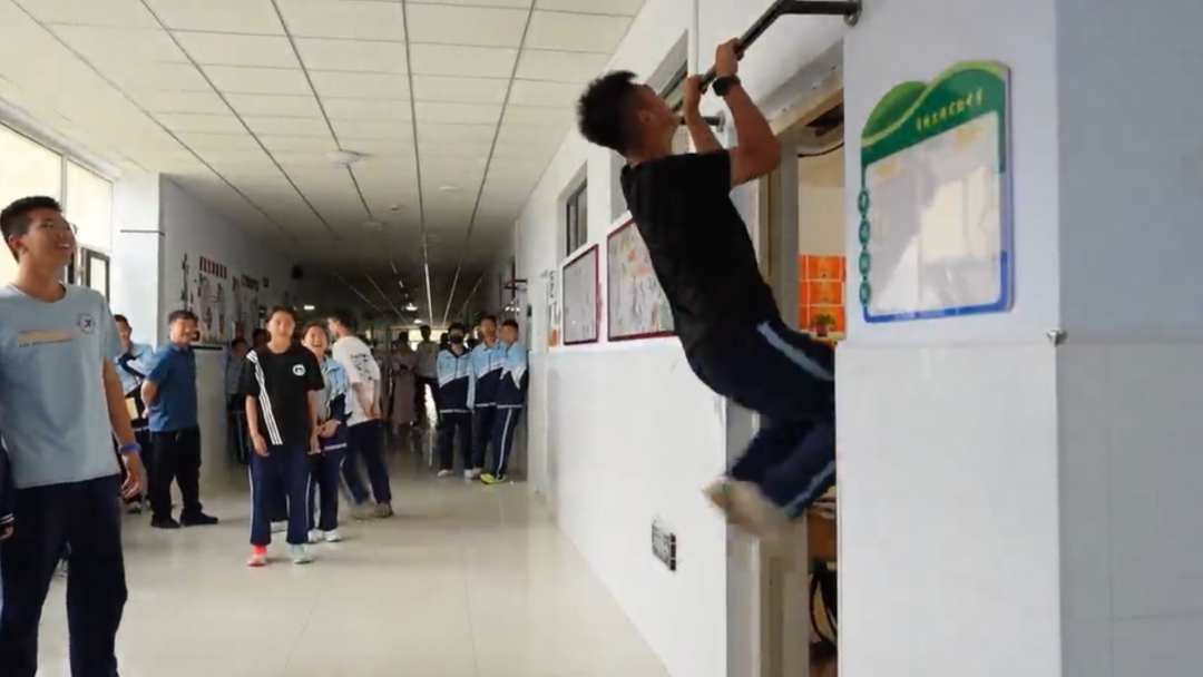 教室门口“长”满了做引体向上的男生?