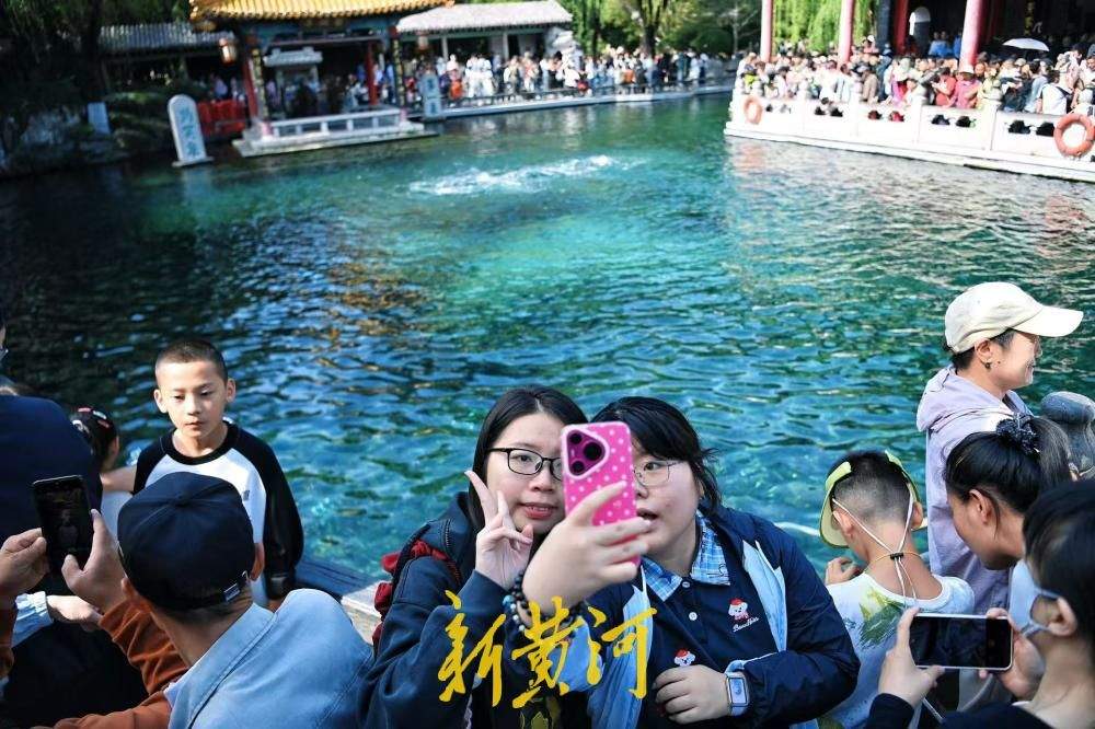 泉水游受热捧，国庆首日趵突泉游人如织