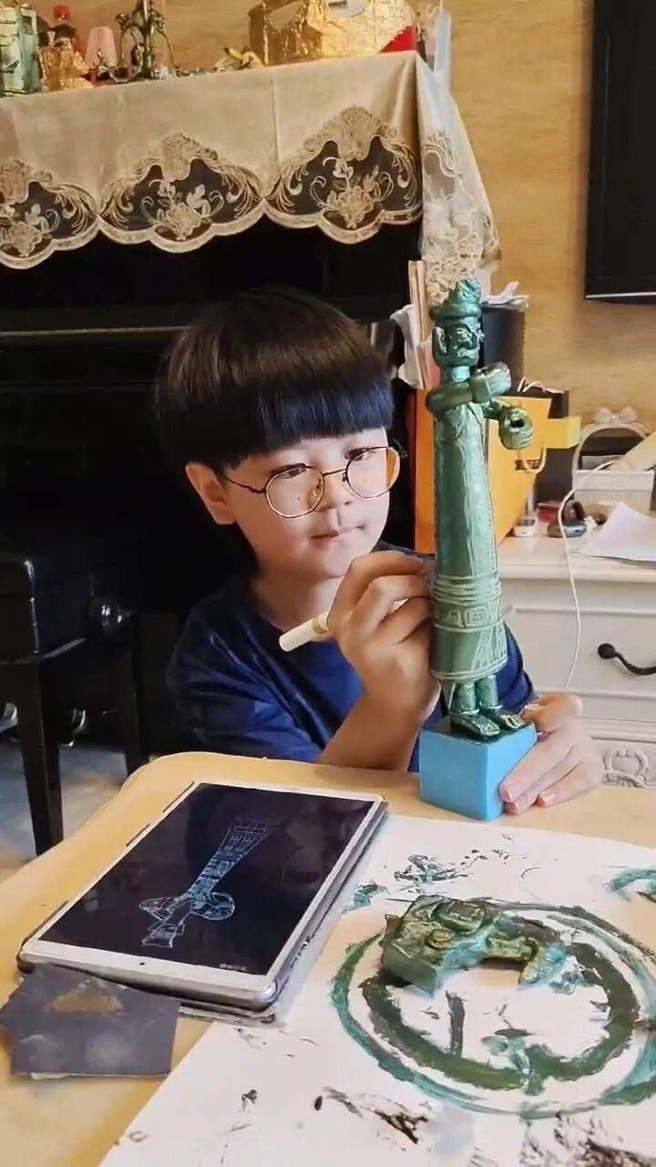 “10后”小孩哥，5天“手搓”三星堆八大代表性文物