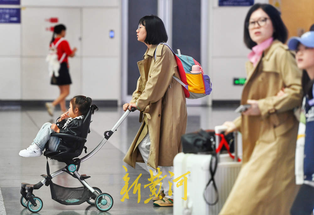 火车站里人从众，市民开启假期赶路模式