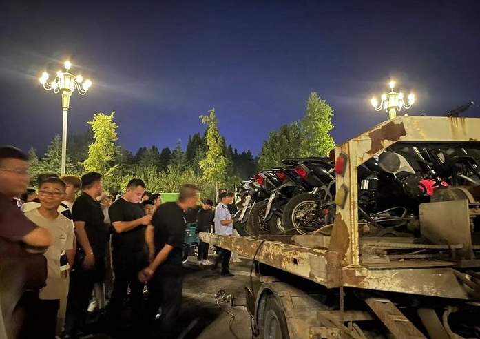 连续三天设卡 查扣近百辆车 记者夜探济南章丘公安围堵“鬼火少年”