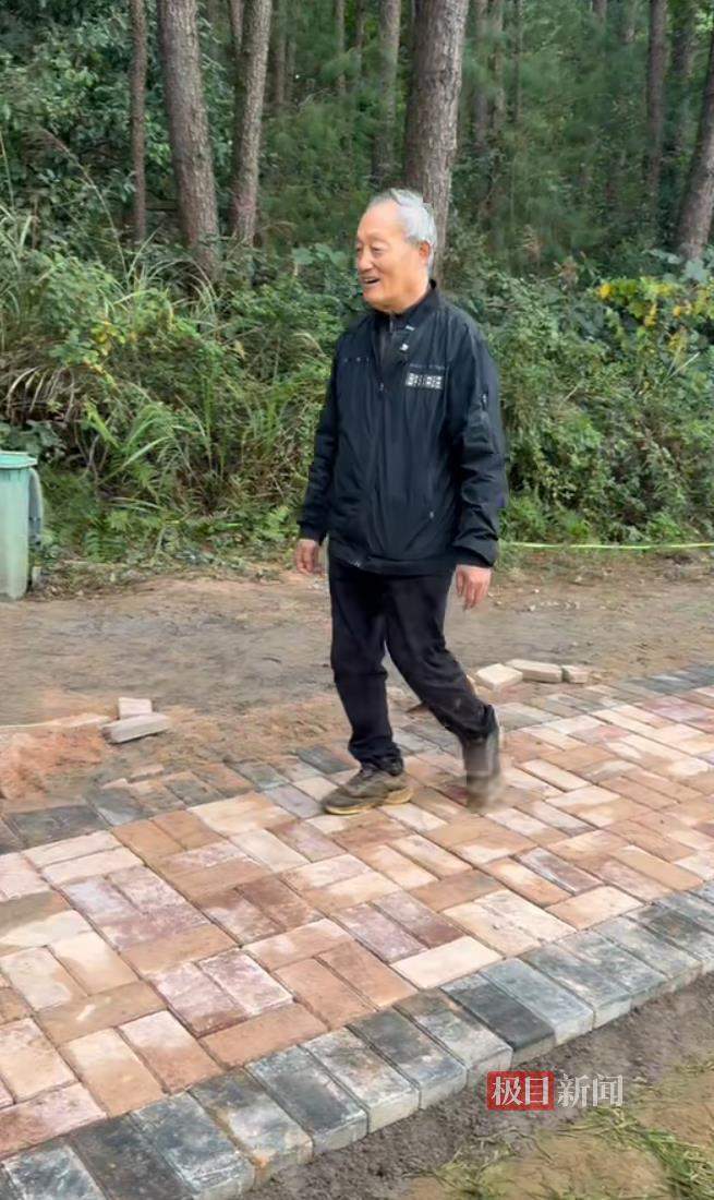 “史上最寒酸”凯里动物园的土路正在硬化铺砖，70岁园长此前担心游客摔倒，志愿者：为周末迎客正加班加点修