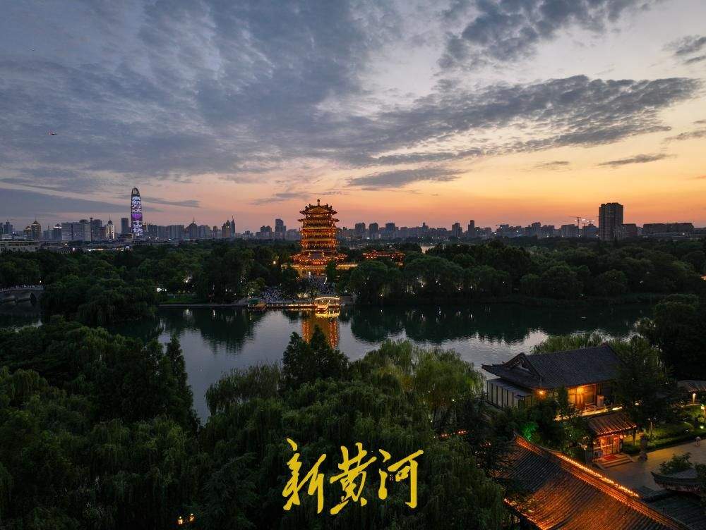 云烧天际千重火，湖纳黄昏万缕红