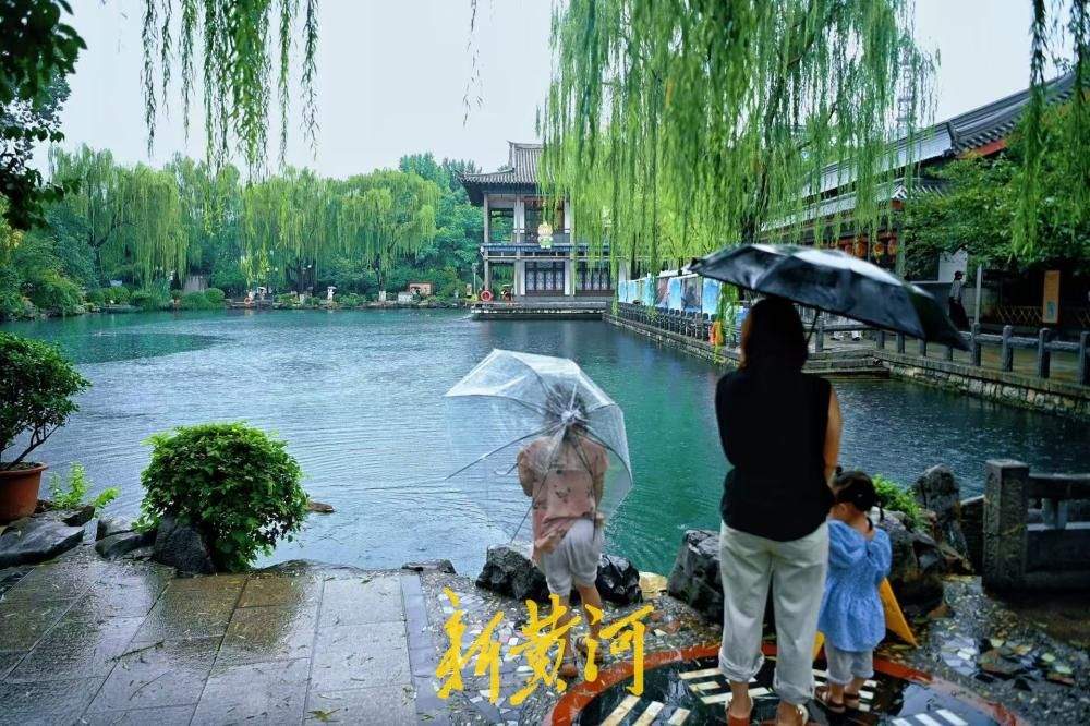 三伏天降雨消酷暑 烟雨五龙潭引游客撑伞游园赏泉