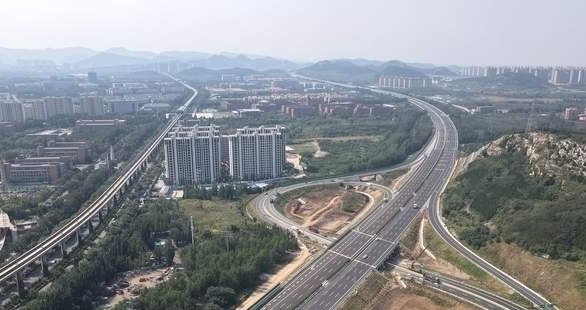 26日10点，济菏高速即将迎来首个“双向八车道”通行路段