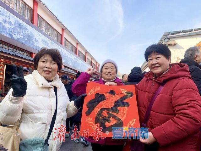 送万福进万家 济南英雄山文化市场举办书法惠民活动