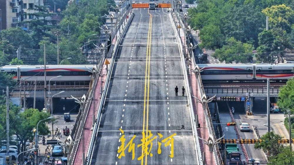 济南纬二路跨铁路天桥桥上路段改造完工