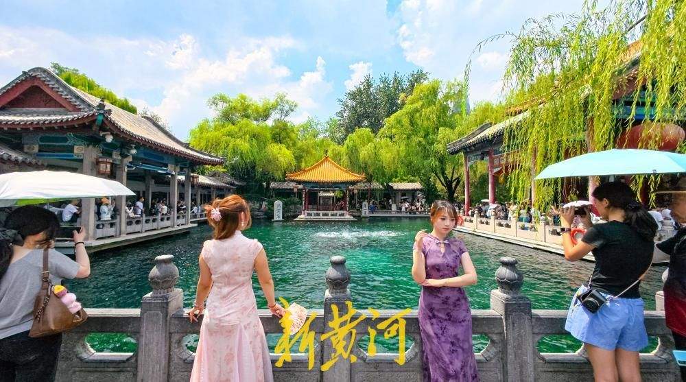 济南：清泉倒映蓝天白云 持续高温难挡出游热