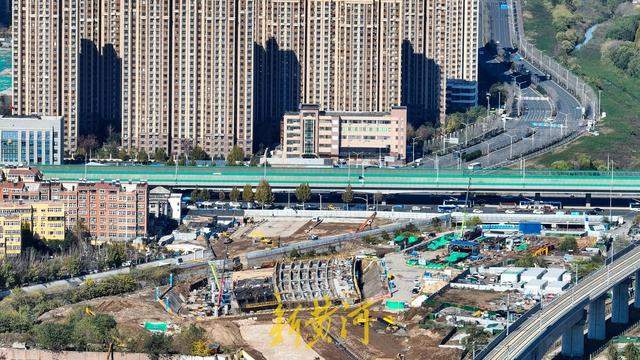 济南铁路框架桥上首装透明遮雨棚