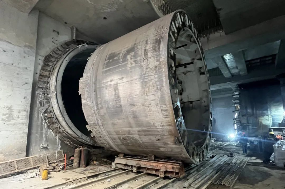 3月初,4号线工作小组对奥体中心站盾构机平移工序进行监督.