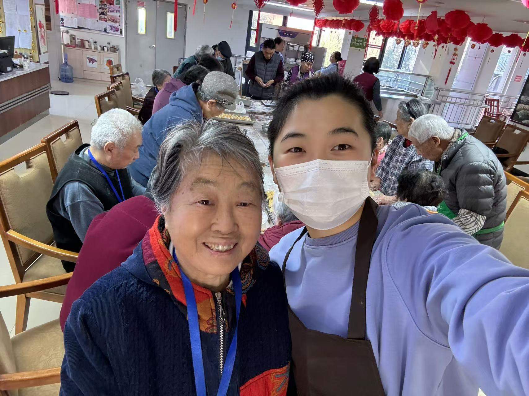 融媒·先锋｜“00后”护理员和她的“银发天团”——在暮年里播种春天