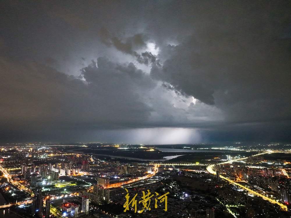 闪电盛宴！济南夜空上演“雷暴灯光秀”