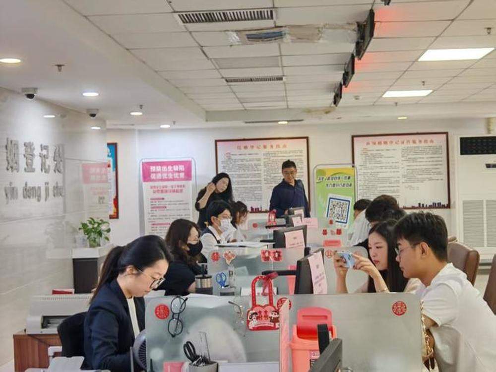 “520”结婚登记热度爆表，不少新人带专业摄影跟拍