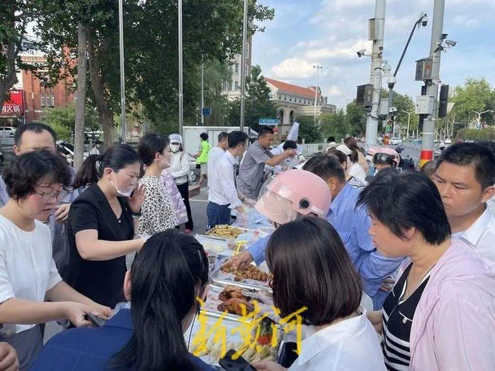 济南一知名酒店“摆摊”，董事长上街掌勺，餐品均价12.7元，市民直呼“接地气”