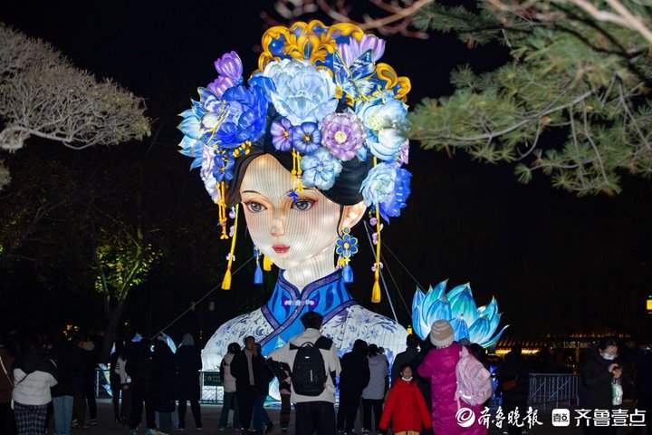 大明湖畔的“夏雨荷”亮起来了